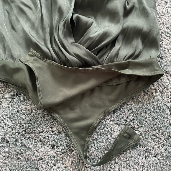 Women’s S Fashion V Cut Bodysuit - Picture 4 of 6